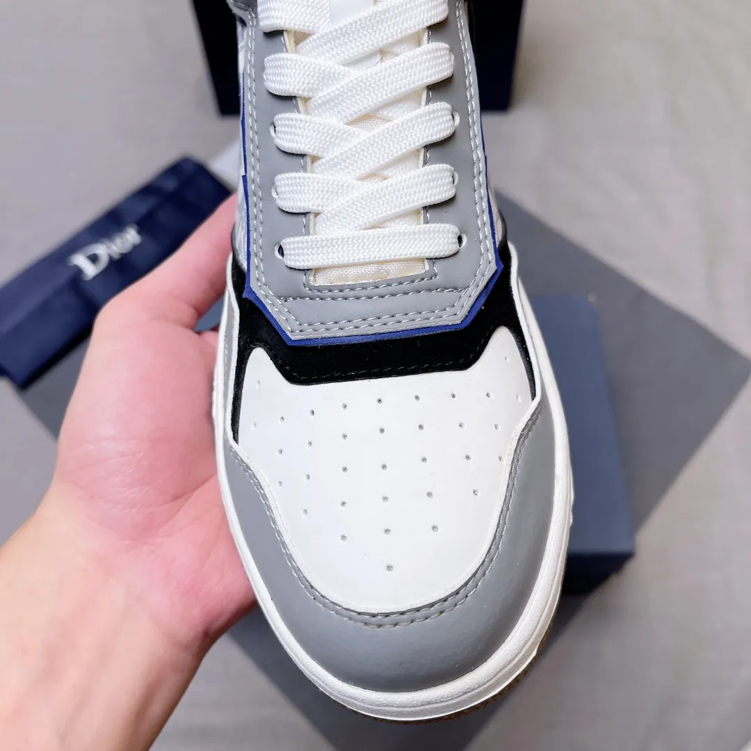 p440 "Dio*" mid-top B27 casual sneakers. This B27 high-top sneaker is a new product in the series and continues Di*r's classic style. Crafted from gray and white smooth calf leather with beige and black Oblique print panels on the sides. The "CD Icon" shaped shoelace eyelets are clever and delicate, and the two-color rubber sole, rear collar and heel are all equipped with the brand's iconic details to enhance the style. Oblique printed straps at the ankle allow for an adjustable fit to complement the overall design. Fashionable and versatile, it can complement any look. Create an exquisite design with unique dynamic vitality and modern atmosphere, presented in low-top and high-top styles. This new must-have shoe adds a new dimension to Dior's archive heritage, embodying modern elegance. Purchase the original version and make it 1:1. If you need top quality, please come to me! Male 38-44! No. 067
